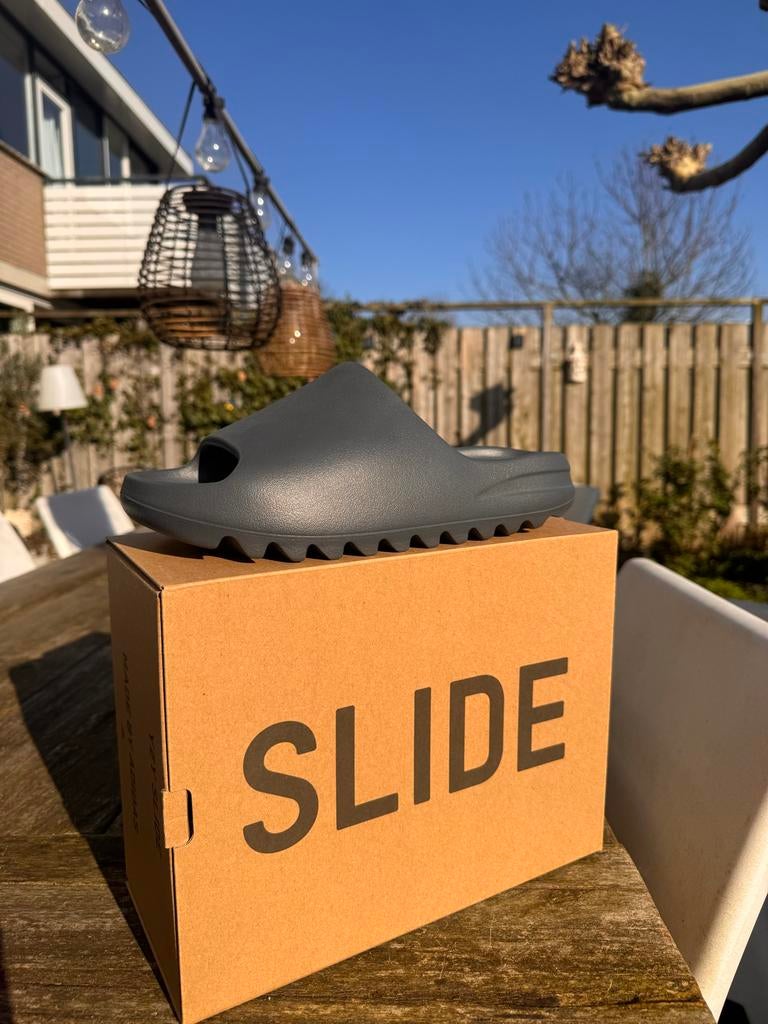Yeezy Slide Slate Grey - Nieuw in doos, Kleding | Heren, Schoenen, Ophalen of Verzenden