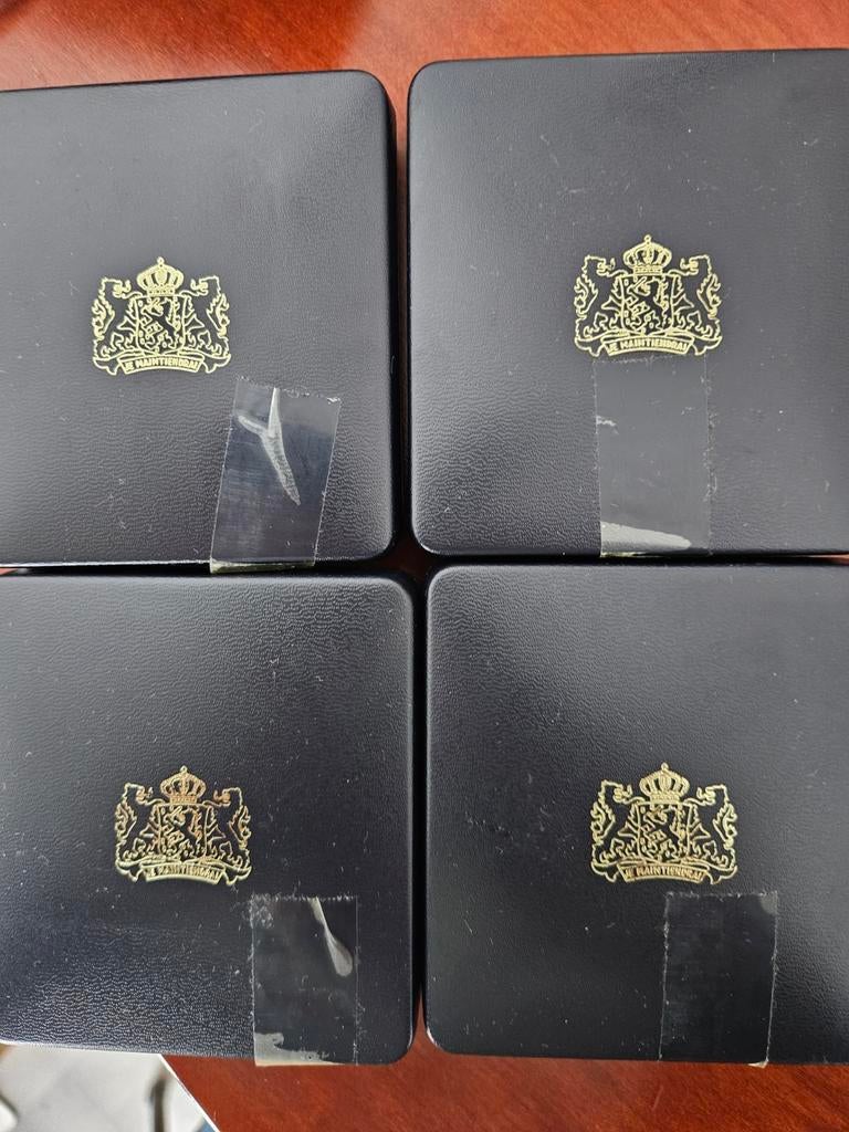 Inhuldigingsmunten Koningin Beatrix 1980 - 4 cassettes, Ophalen of Verzenden