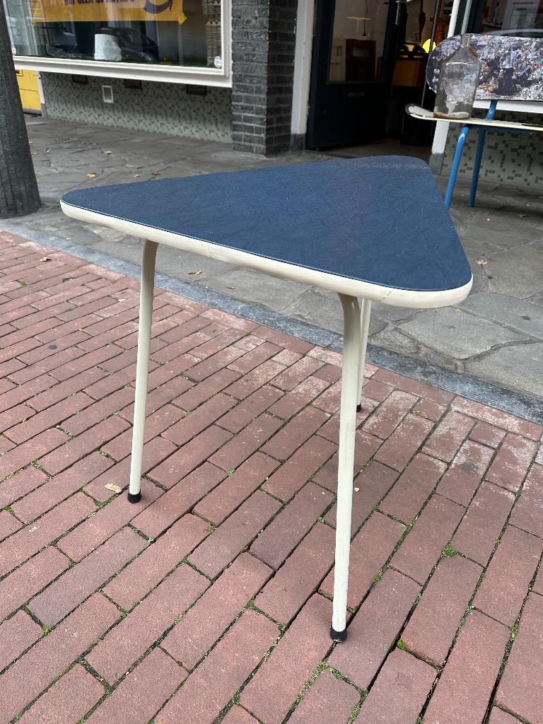SALE: Vintage bijzettafel, driehoek jaren 50 tafeltje, Gebruikt, -, -, 55 tot 75 cm