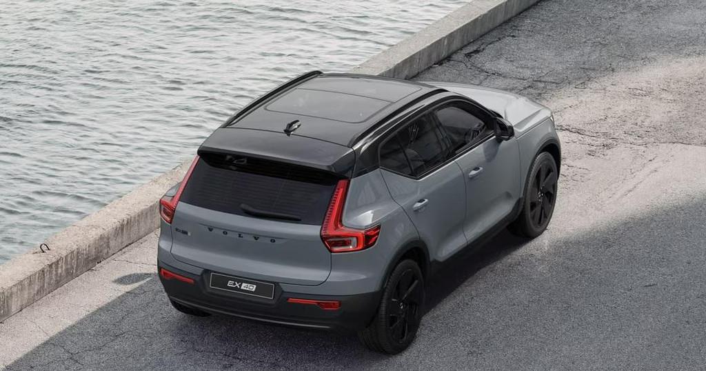 Volvo EX40 Single Motor Extended Range Ultra Black Edition |, Auto's, Automaat, 12 maanden, Gebruikt, 1975 kg