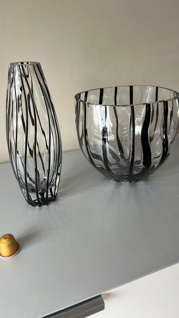 Twee deco vazen glas/zwart striping, Ophalen, Zo goed als nieuw, Rond, Glas