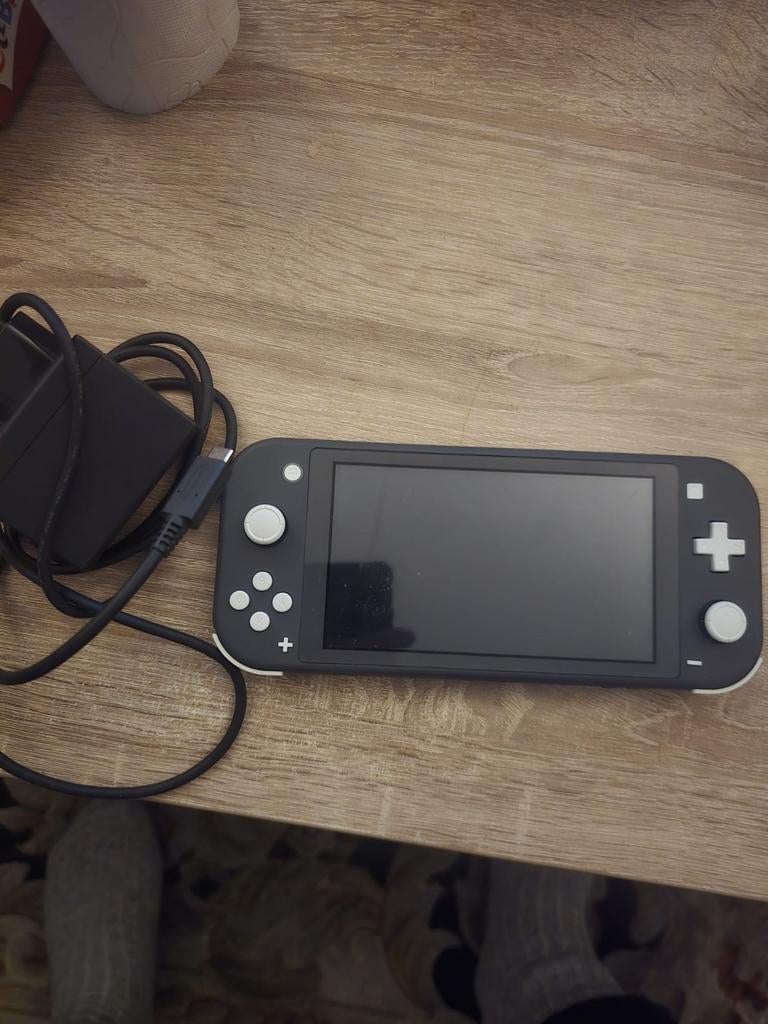 Complete Nintendo switch lite met tien games lees adv...., Ophalen, Zo goed als nieuw