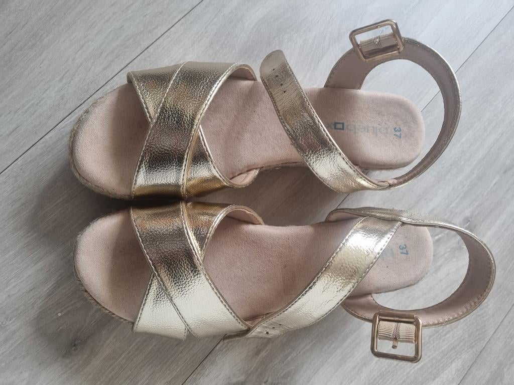 37 sleehakken zool plateau goud zo goed als nieuw slippers, Kleding | Dames, Schoenen, Ophalen of Verzenden