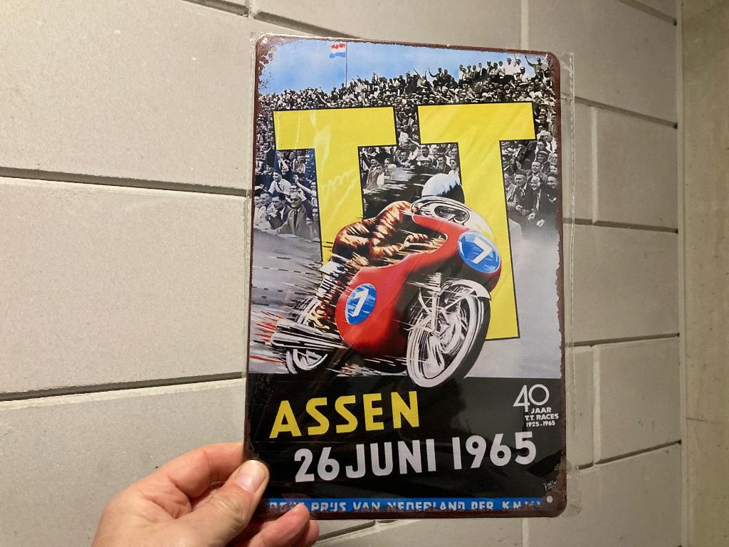Poster metaal TT assen, Verzamelen, Posters, Nieuw, Film en Tv, A1 t/m A3, Ophalen of Verzenden