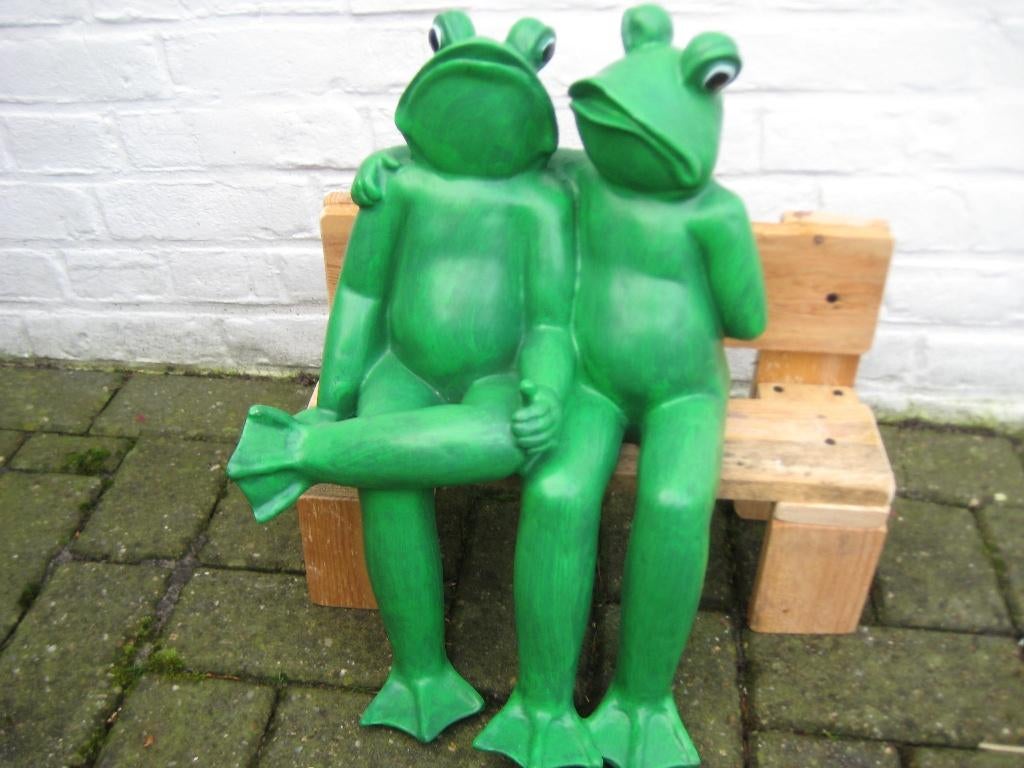 2  VERLIEFDE KIKKERS OP BANKJE, Ophalen, Nieuw, Kunststof, Dierenbeeld