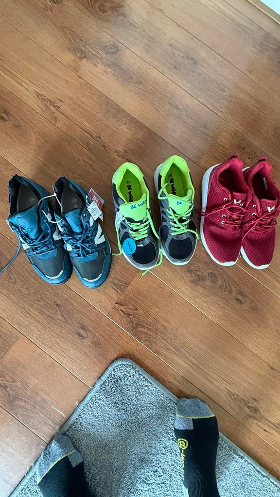 Pakket 5 paar schoenen: 3x sport, 2x nette schoenen - maat 4, Ophalen, Zo goed als nieuw, Sportschoenen