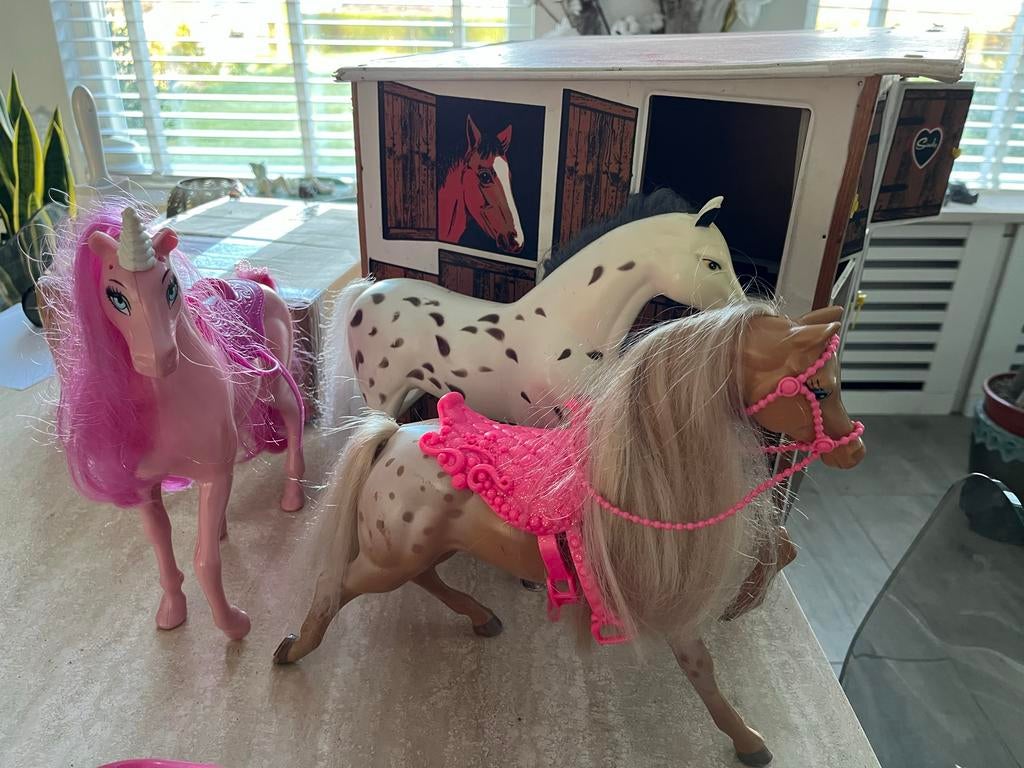 paardenstal met 2 paarden voor barbie, Ophalen of Verzenden, Gebruikt, Toebehoren