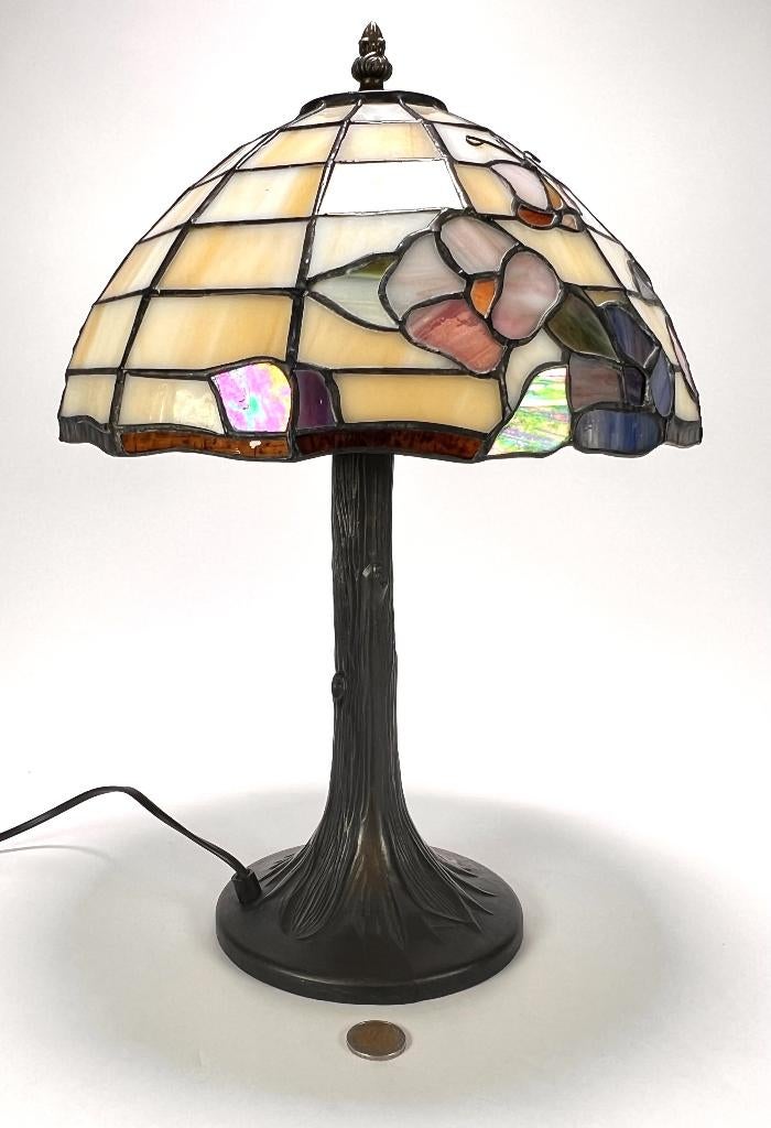 622. Tafellamp, Tiffany stijl - klaprozen en vlinder decor, Ophalen of Verzenden, Glas, Minder dan 50 cm