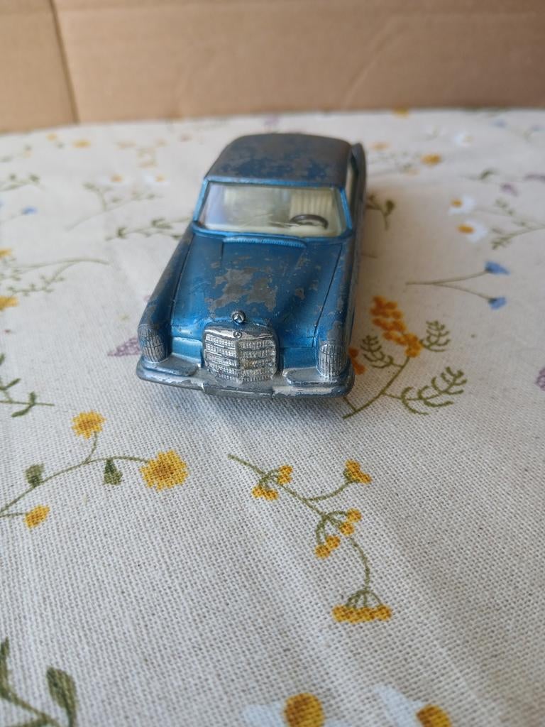 Mercedes 300SE coupe. Dinky toys France, Ophalen of Verzenden, Gebruikt, Auto, Dinky Toys