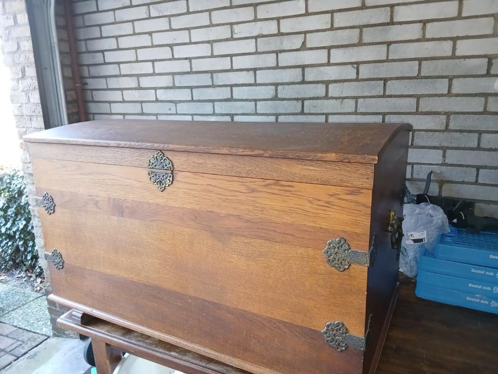 Antieke eikenhouten kist met sierbeslag, Ophalen of Verzenden