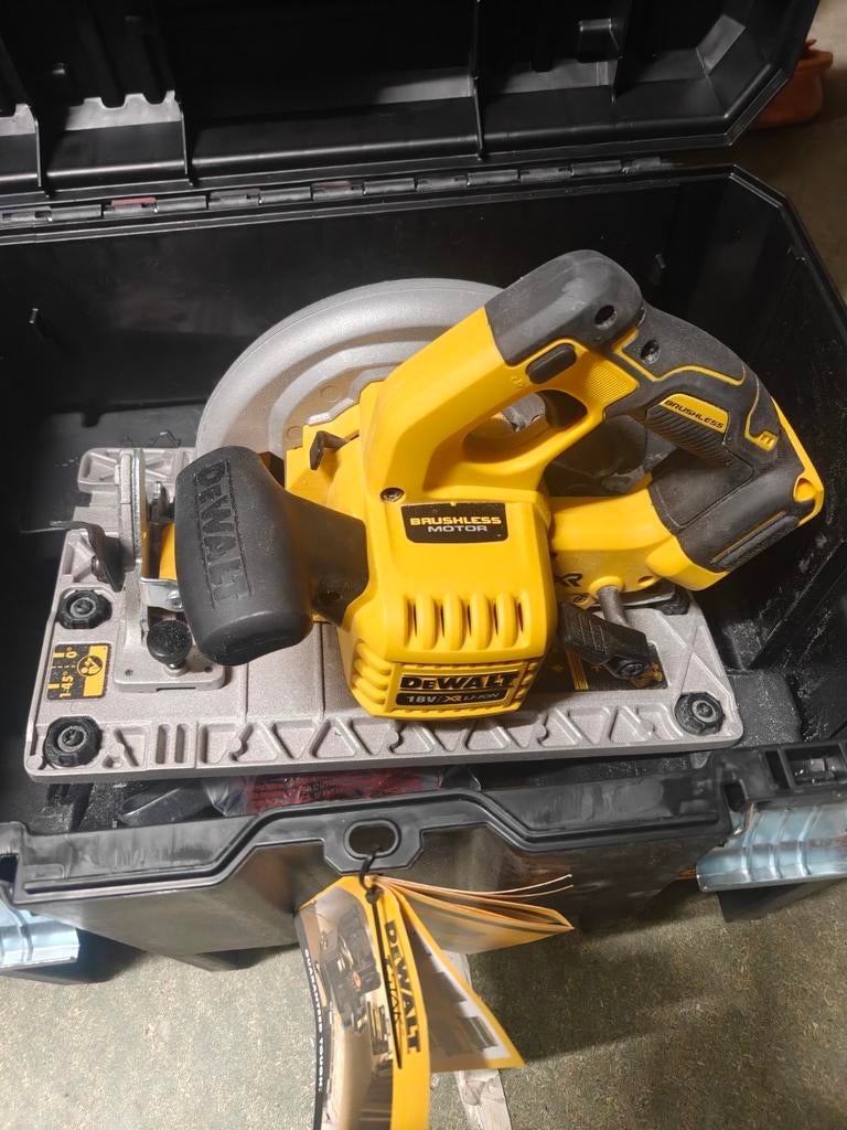 DeWALT DCS572NT cirkelzaag met geleiderail, Cirkelzaag, Ophalen of Verzenden, Zo goed als nieuw, DeWALT