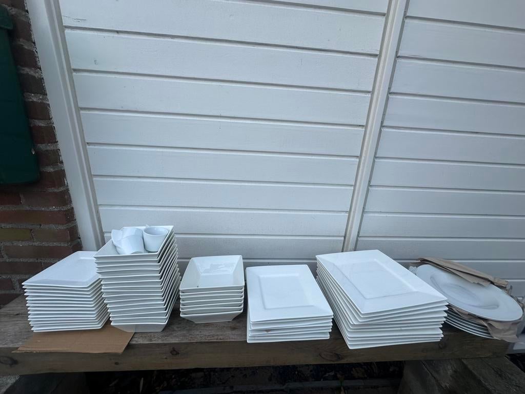 Wit vierkant servies – complete set van Xenos ️, Ophalen of Verzenden, Zo goed als nieuw, Overige stijlen, Compleet servies