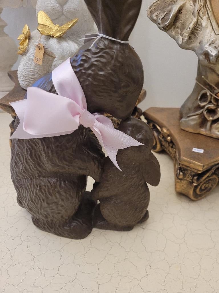 Beeldje paashaas moeder met kind lijkt net echte chocolade, Diversen, Pasen, Heikant 21 Kaatsheuvel, Belle Vieille Brocante, Nieuw