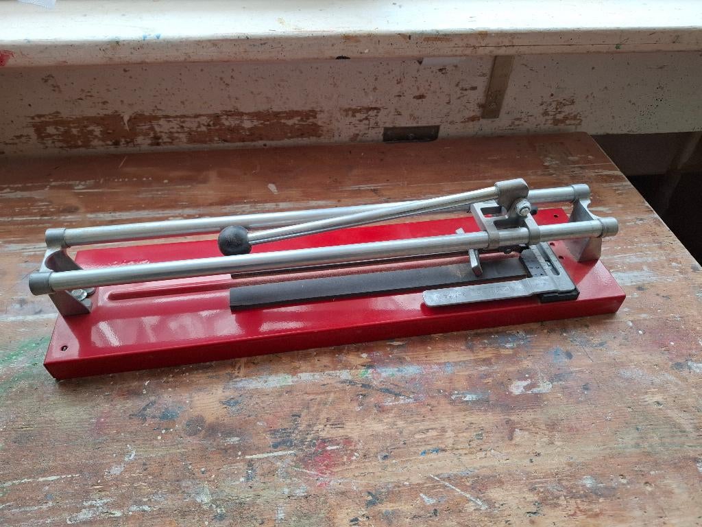 Tegelsnijder, Ophalen of Verzenden, Zo goed als nieuw