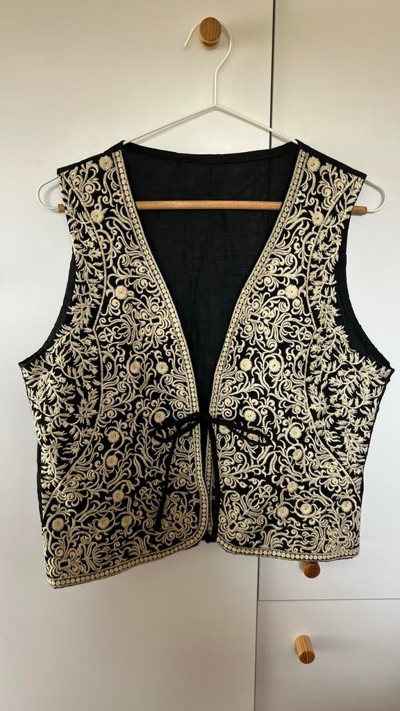 Zwart gilet met geborduurde bloemen - Maat s, Ophalen of Verzenden, Gedragen