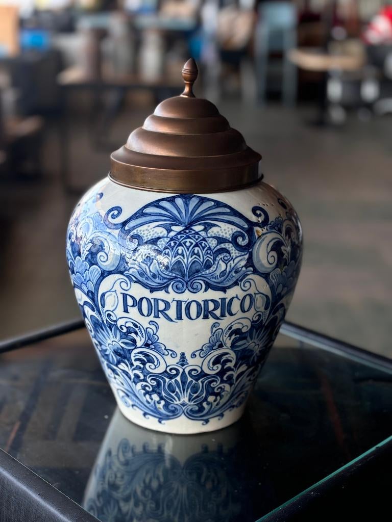 VINTAGE DELFT BLAUWE TABAKSPOT PORTORICO MET MESSING DEKSEL, Antiek en Kunst, Antiek | Keramiek en Aardewerk, Ophalen