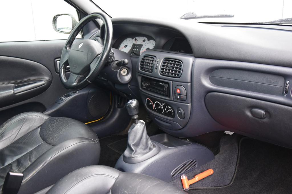 Renault Mégane Coupe 2.0-16V Privilege Schuifdak Priv/Glass, 1998 cc, Gebruikt, Zwart, 49 €/maand