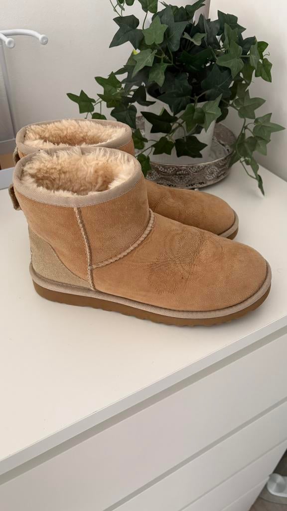 Ugg Classic Mini Kimono Sand 37, Ophalen of Verzenden, Zo goed als nieuw, Beige, Pantoffels of Sloffen