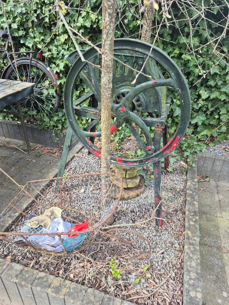 Antieke bietenmolen bloempot decoratie, Tuin en Terras, Bloempotten, Ophalen, Rond, Minder dan 25 cm, Minder dan 40 cm