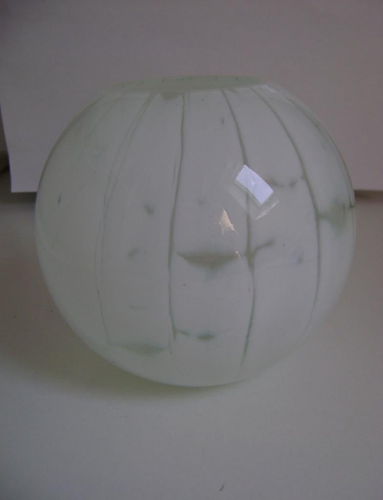 Vaas rond bol melkglas wit retro vintage, Wit, Ophalen of Verzenden, Minder dan 50 cm, Glas