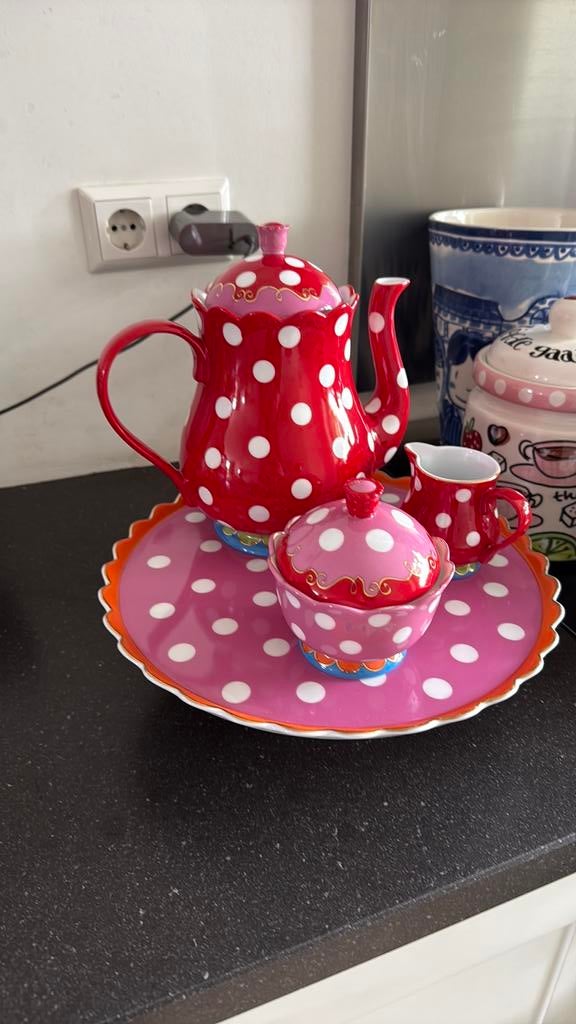 Oilily Douwe Egberts theepot suikerpot melkkan taartplateau, Ophalen, Zo goed als nieuw