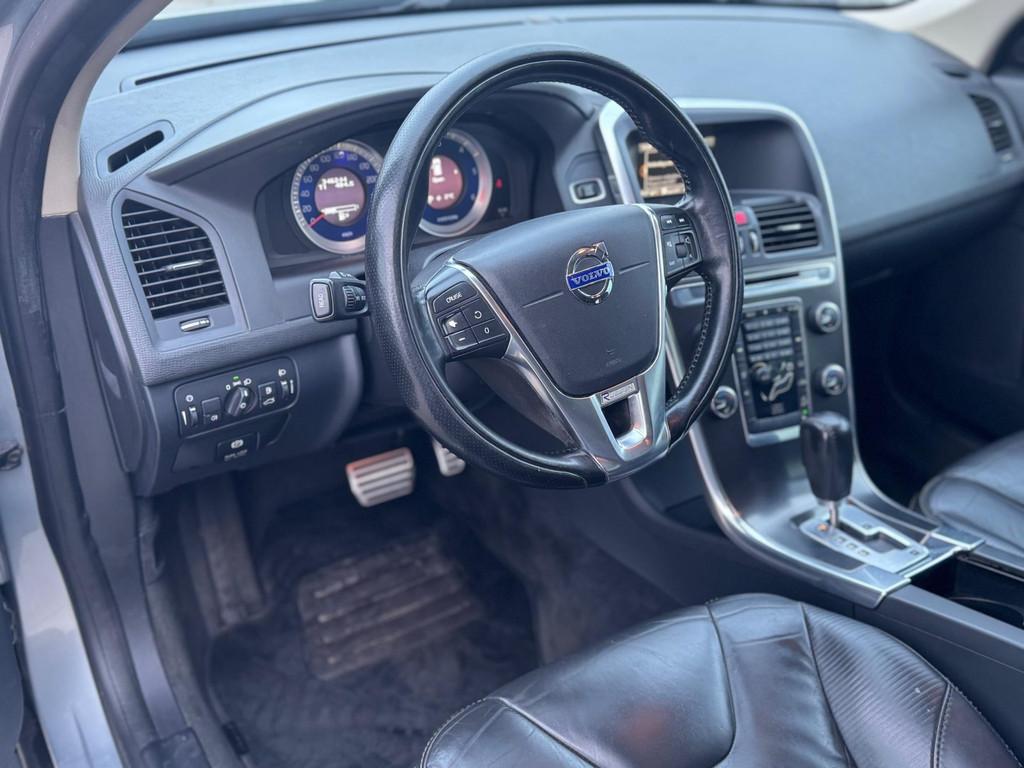 Volvo XC60 2.4D AWD R-Design 163PK AUTOMAAT/LEDER/CLIMA/CRUI, Auto's, Automaat, Euro 5, 15 km/l, Gebruikt