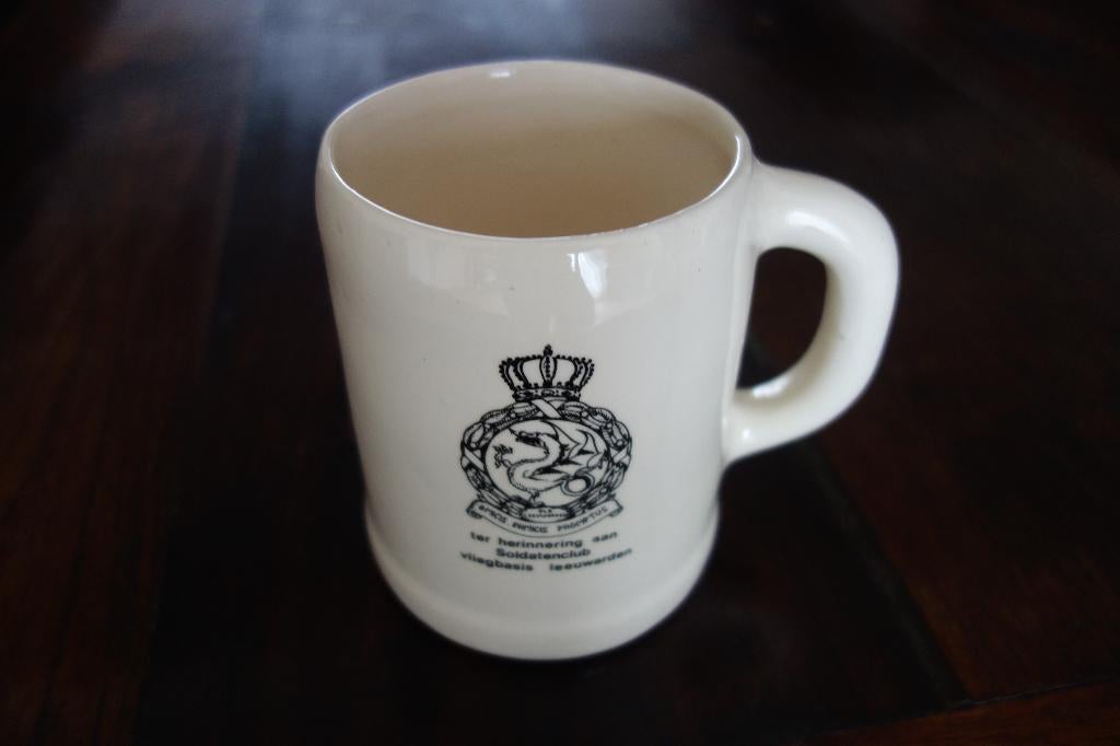 Soldatenclub Vliegbasis Leeuwarden drinkbeker, Verzamelen, Ophalen of Verzenden, Luchtmacht, Nederland, Overige typen