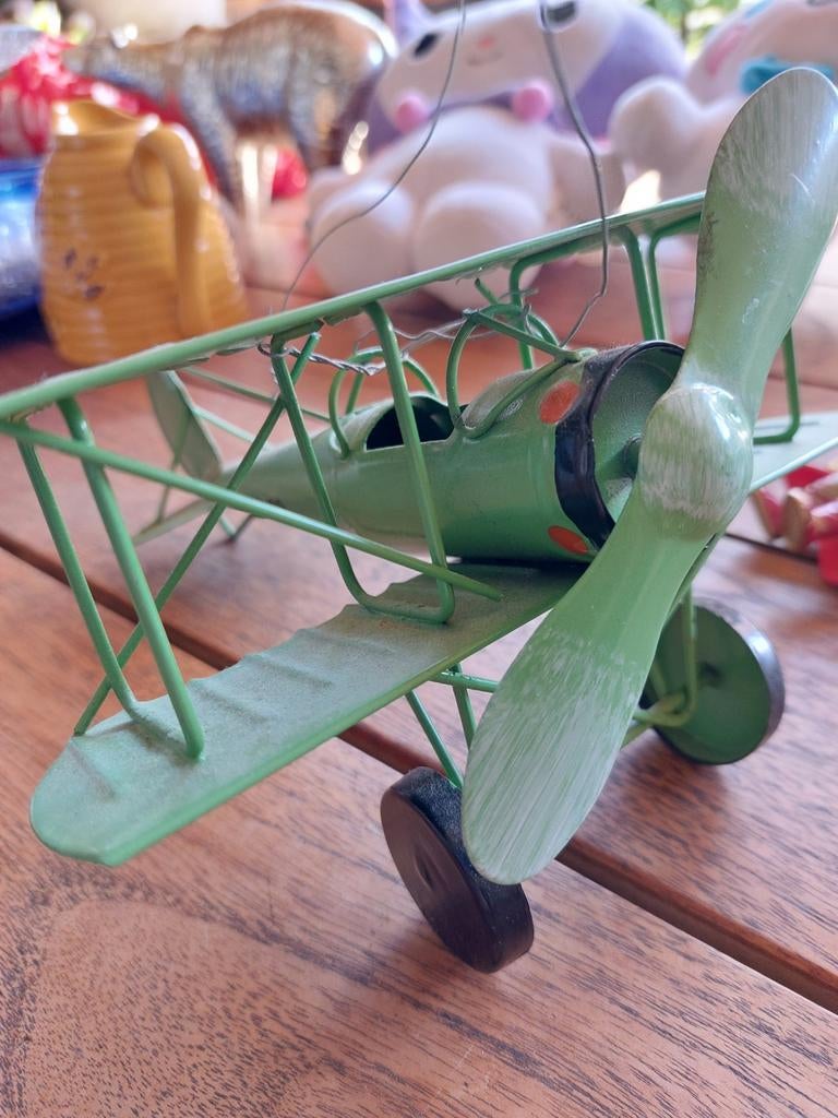 Groen metalen modelvliegtuig, Ophalen