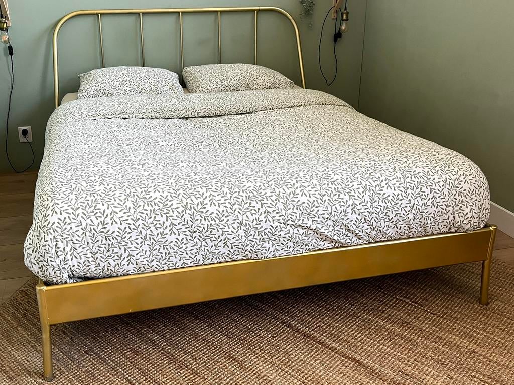 Goudkleurig metalen bed 160x200 + lattenbodems (IKEA), Ophalen, Overige kleuren, Tweepersoons, Zo goed als nieuw