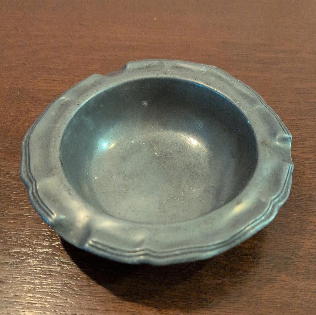 Oude tinnen asbak, Ophalen