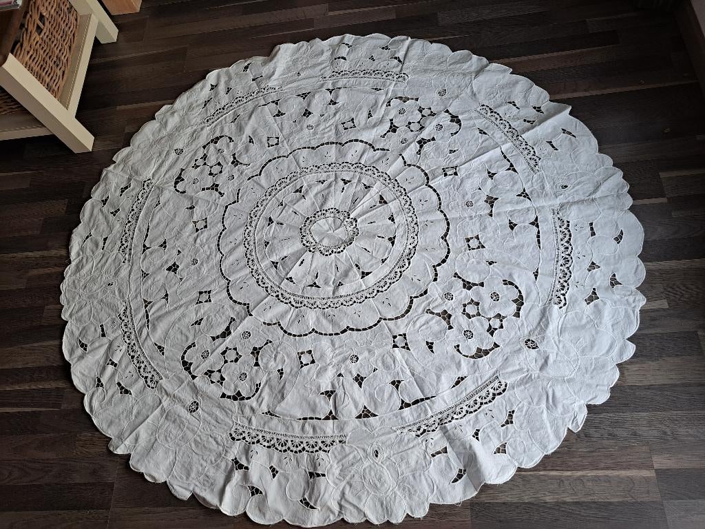 Tafelkleed in Richelieu kantwerk, rond/ovaal, Huis en Inrichting, Tafelkleden, Zo goed als nieuw, Ovaal, Binnen, Buiten, Ophalen of Verzenden
