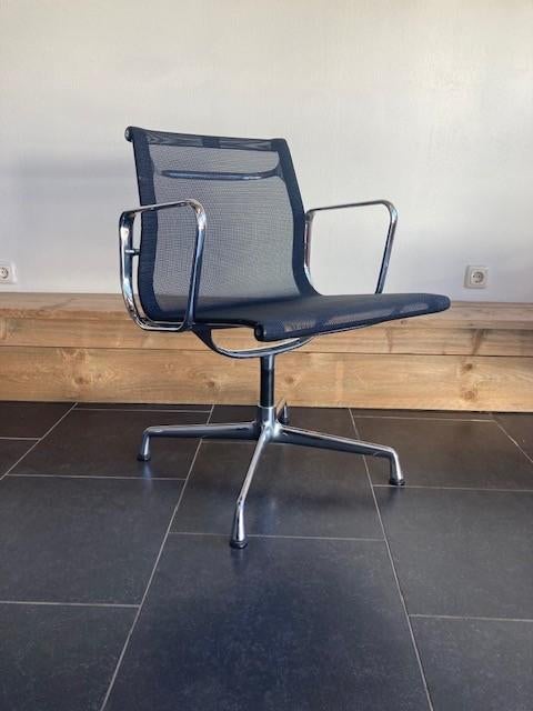 6 Vitra Eames EA 108 stoelen, chroom, zwart netweave, Huis en Inrichting, Stoelen, Vitra, Gebruikt, Zwart, Design