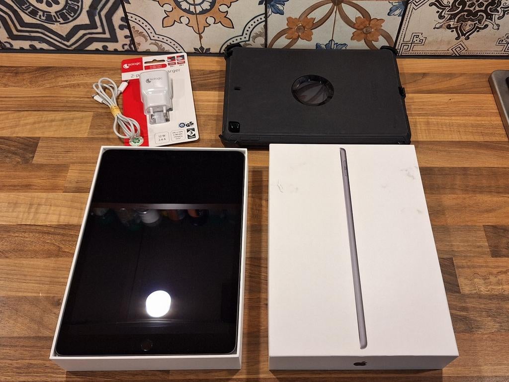 iPad 9th Generation (64GB) - Nieuw staat - Met hoes, Computers en Software, Apple iPads, 10 inch, Apple iPad, Ophalen of Verzenden