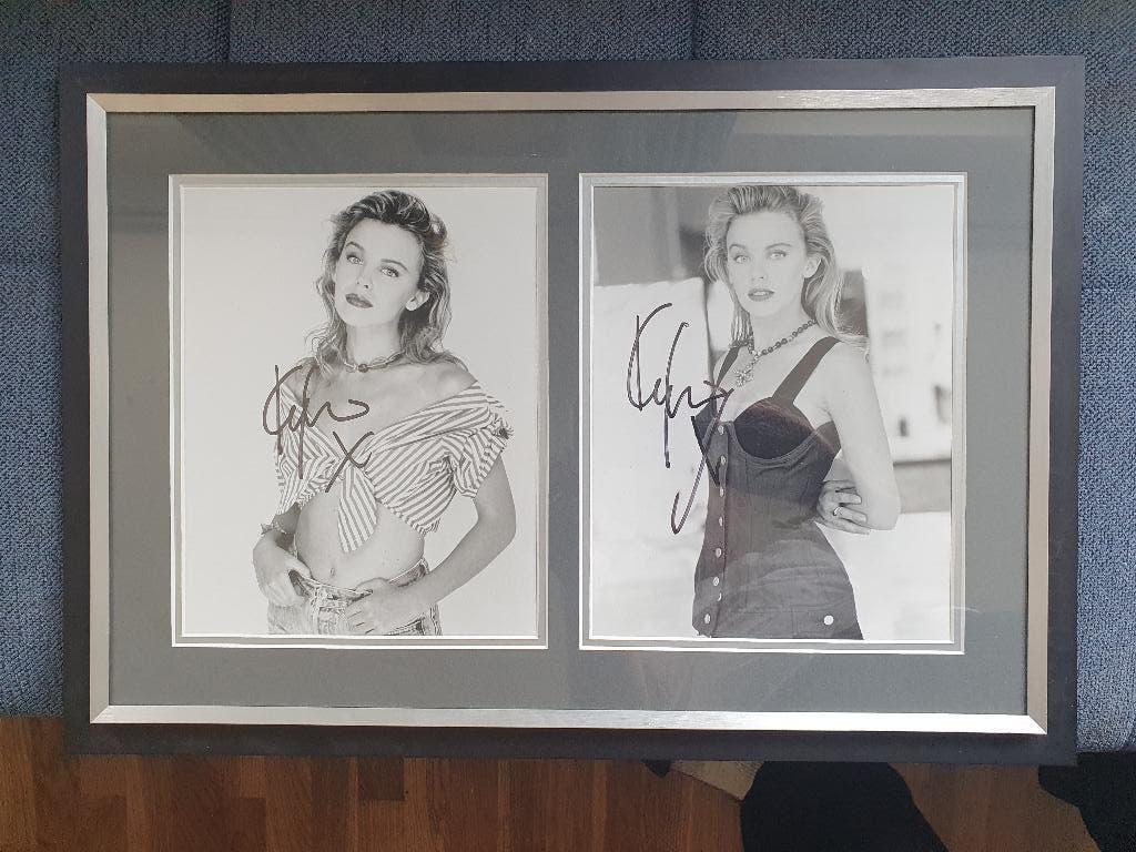 Kylie Minogue 2 ingelijste gesigneerde persfoto's, Ophalen of Verzenden, Zo goed als nieuw, Foto of Kaart, Gesigneerd