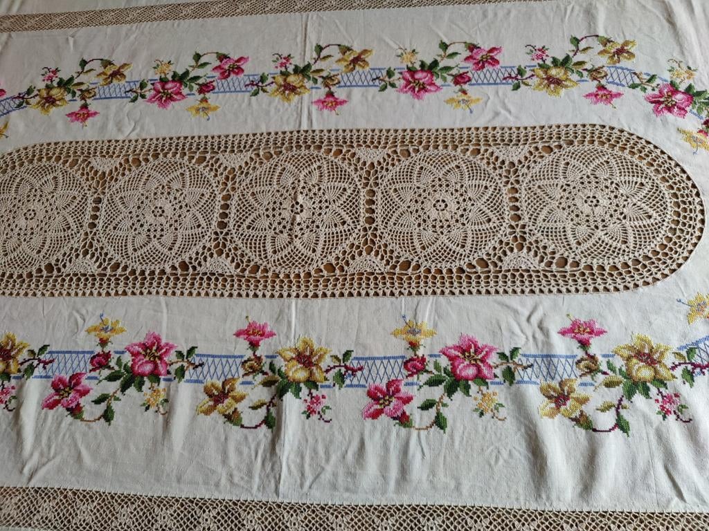 Groot geborduurd & gehaakt tafelkleed met bloemen, Verzenden, Zo goed als nieuw, Rechthoek, Binnen