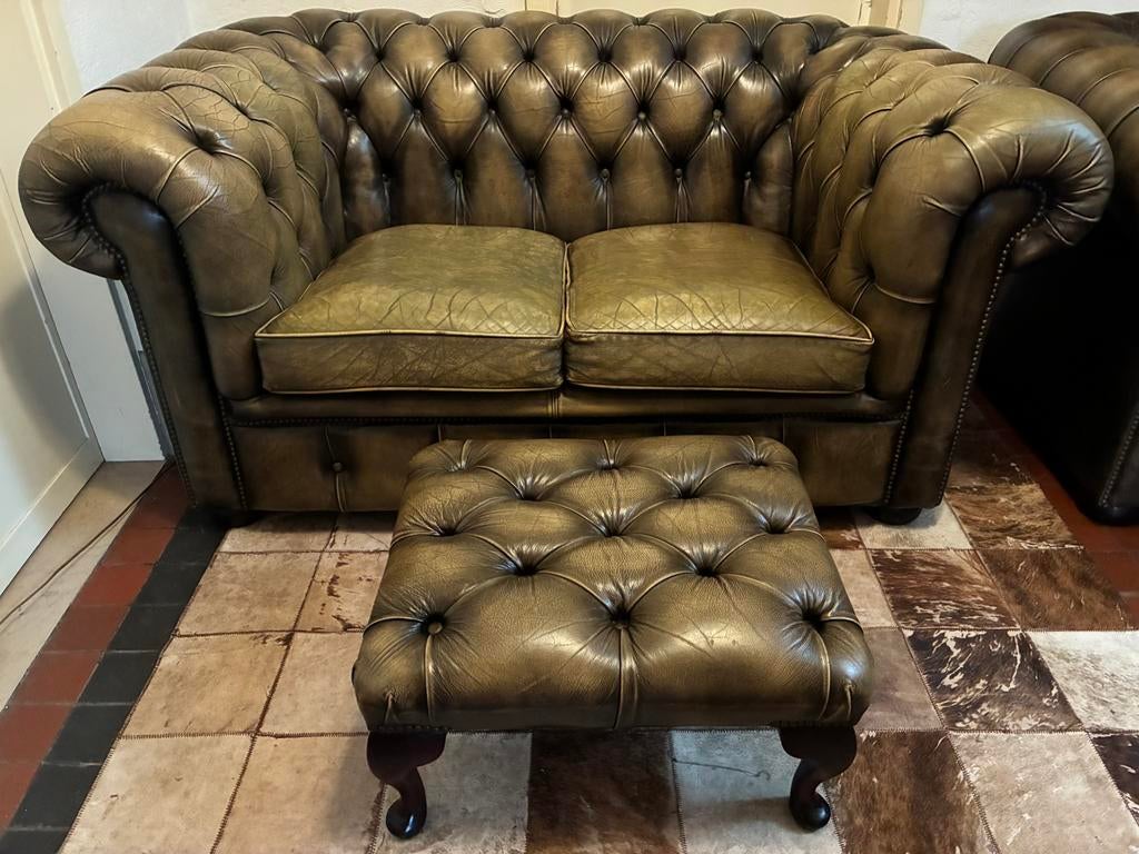 CHESTERFIELD ORIGINELE ENGELSE TWEEZITTER + VOETENBANK LEDER, Ophalen, Gebruikt, 150 tot 200 cm, Tweepersoons