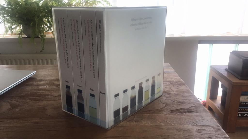 Geschiedenis van Koninklijke Shell - 4 delen, Ophalen of Verzenden, Zo goed als nieuw