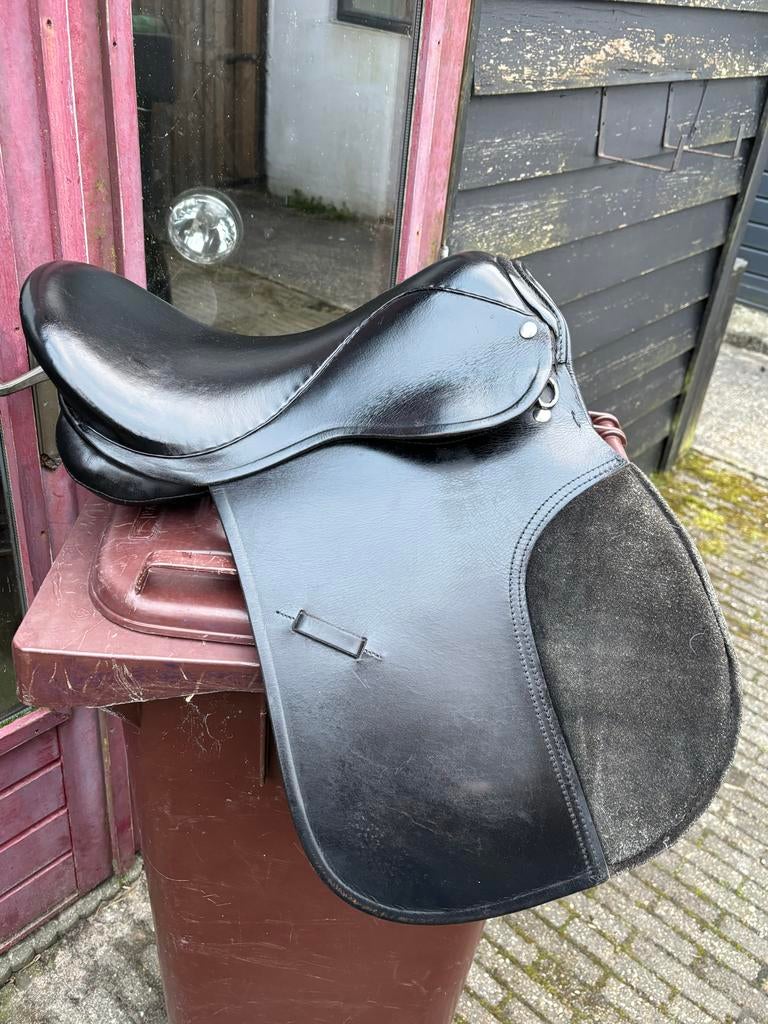 16 inch vzh zadel en 17.5 inch dressuurzadel, Dieren en Toebehoren, Paarden en Pony's | Zadels, Ophalen, Gebruikt, Recreatie