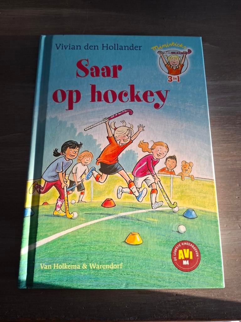 Saar op hockey - AVI M4 kinderboek van Vivian den Hollander, Ophalen of Verzenden, Zo goed als nieuw, Vivian den Hollander, Fictie algemeen