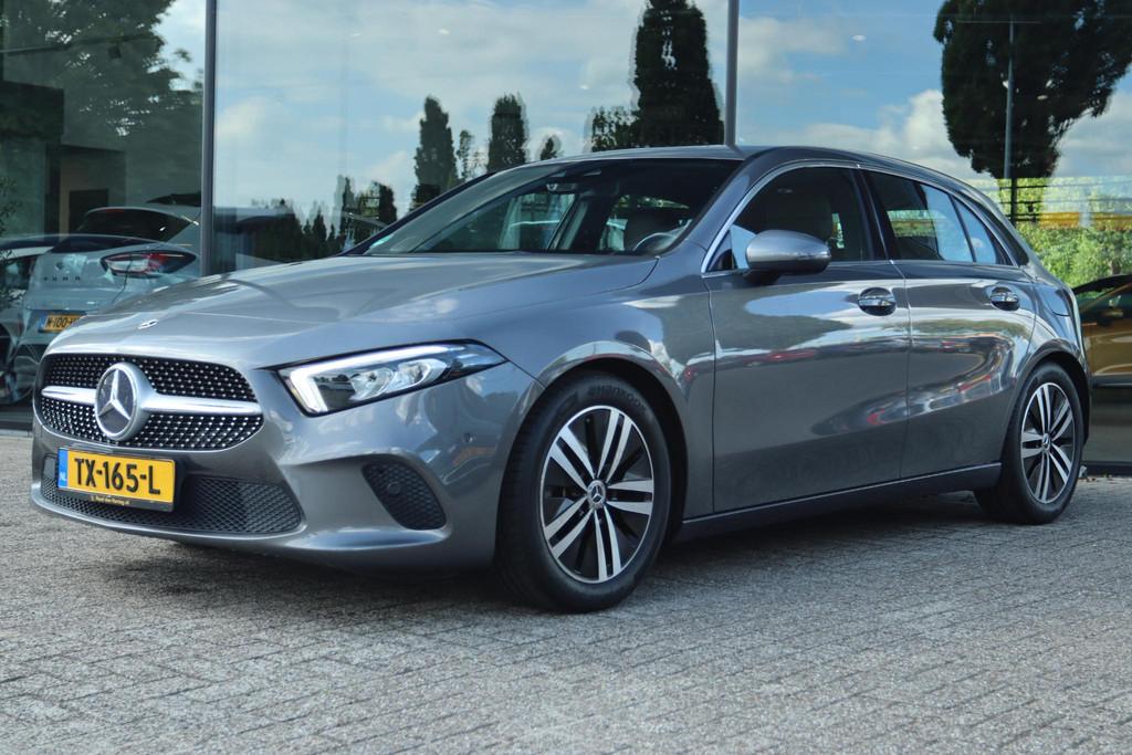 MERCEDES-BENZ A-KLASSE 180 PREMIUM AUT. | BURMESTER | LEDER, Gebruikt, 4 cilinders, Origineel Nederlands, Bedrijf