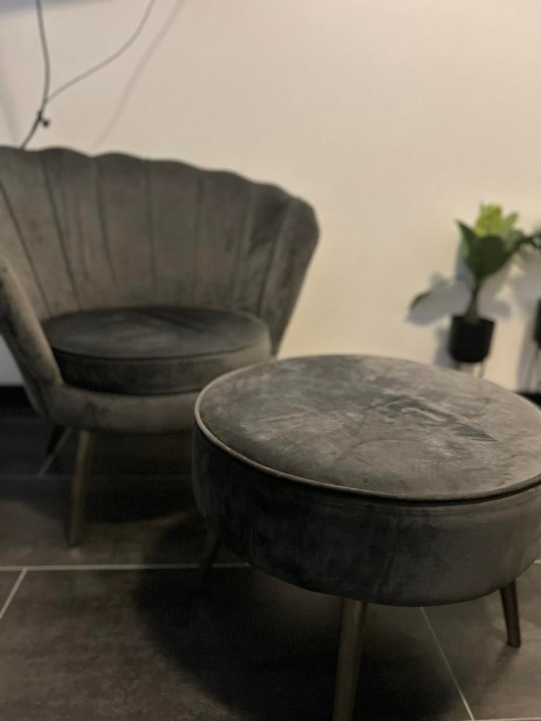 Schelpenstoel grijs met poef rvs poten, Huis en Inrichting, Ophalen, Zo goed als nieuw, Grijs, Stof