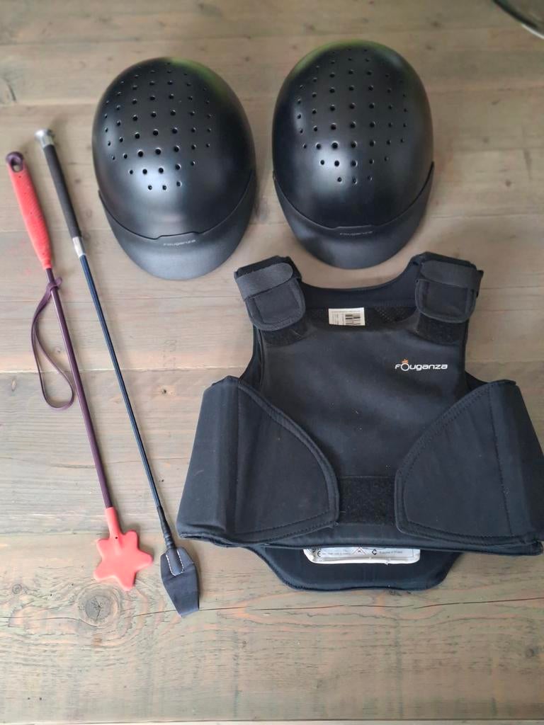 Paardrijset: bodyprotector, 2 paardrijhelmen, 2 zwepen, Ophalen, Gebruikt
