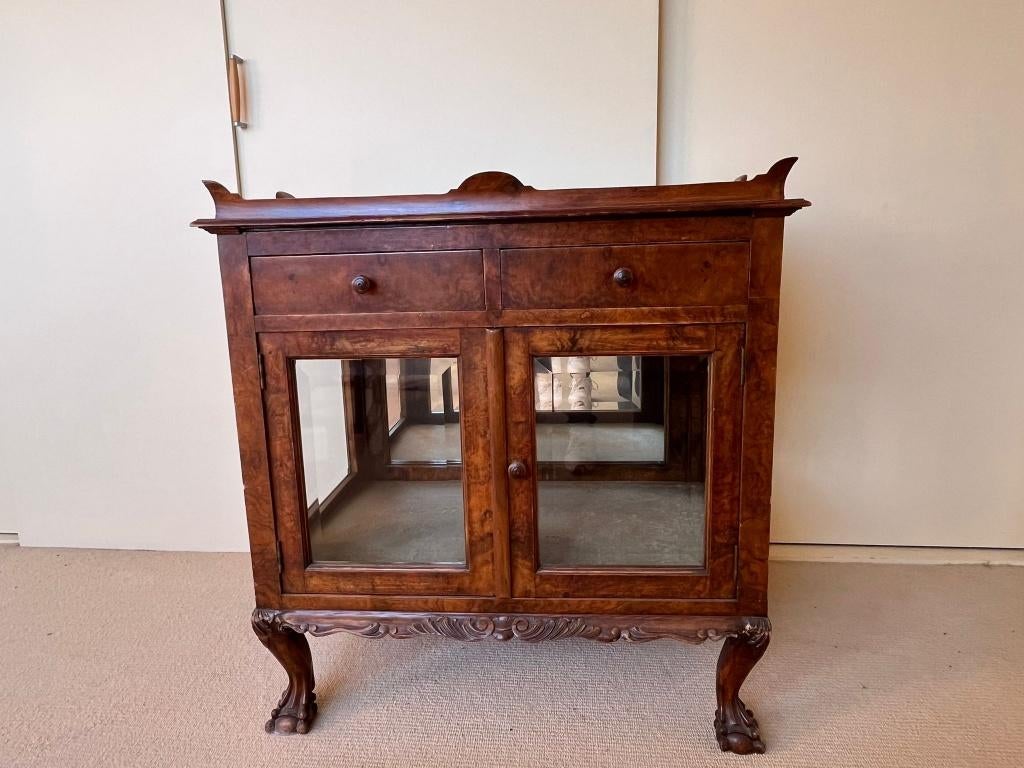 Notenhouten theemeubel, Ophalen