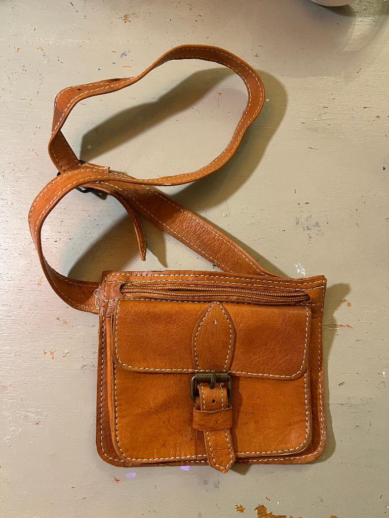 Vintage leren cognac buideltas heuptasje tasje schoudertasje, Sieraden, Tassen en Uiterlijk, Tassen | Damestassen, Zo goed als nieuw