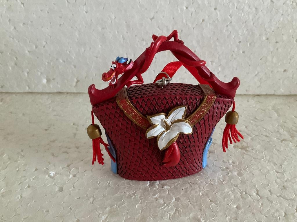 Disney ornament - tasje van Mushu (Mulan), Ophalen of Verzenden, Overige figuren, Zo goed als nieuw, Beeldje of Figuurtje