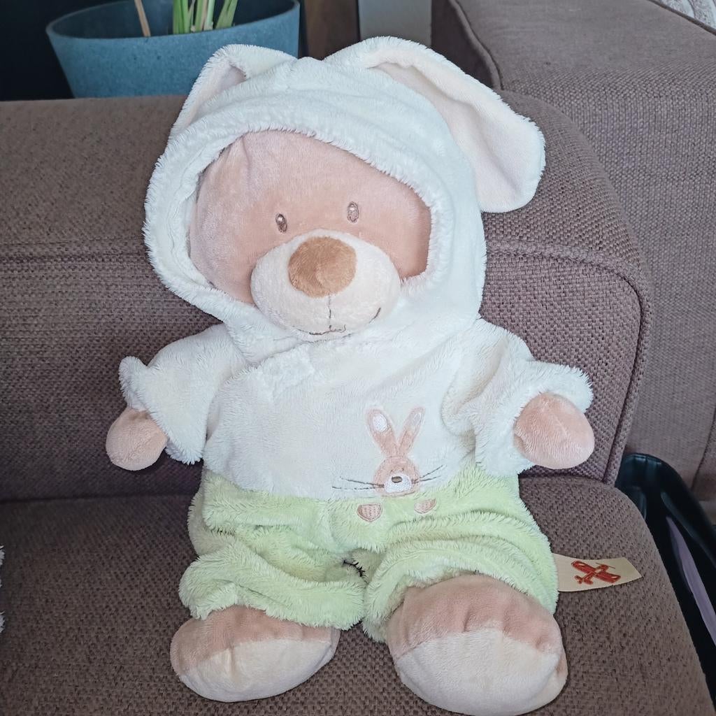 Nicotoy beige beer met identiteitscrisis groen konijnenpak., Kinderen en Baby's, Speelgoed | Knuffels en Pluche, Ophalen of Verzenden