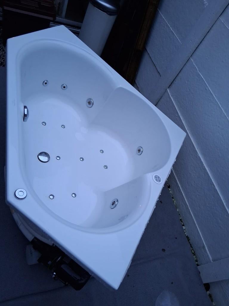 zit) bubbelbad / jacuzzi / hoekbad / wirlpool Villeroy &Boch, Ophalen, Gebruikt, 100 tot 150 cm, Overige typen