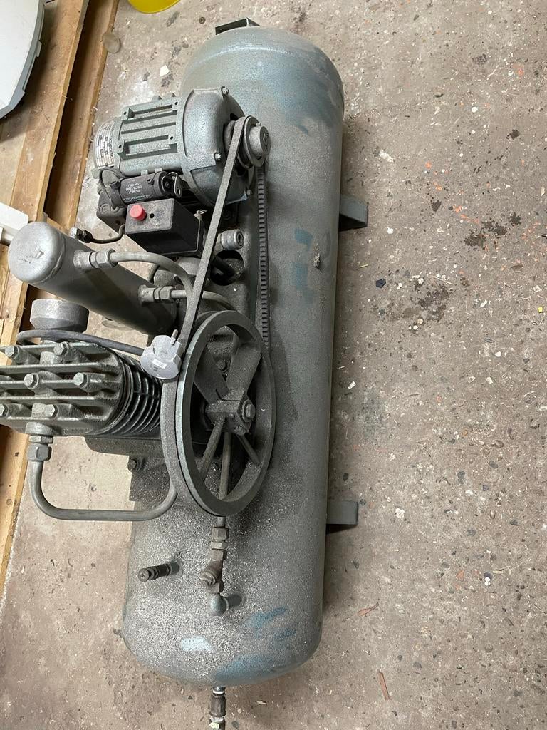 Compressor 100 liter - 220V, Ophalen, Gebruikt, Minder dan 200 liter/min, Mobiel