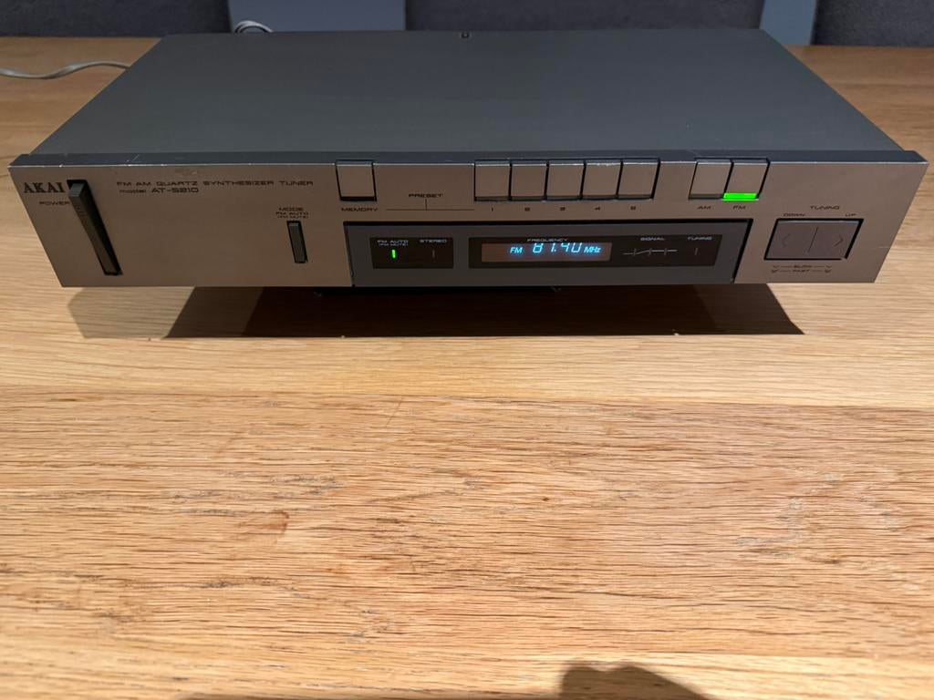 AKAI FM-AM  QUARTZ SYNTHESIZER TUNER MODEL AT 521”, Ophalen of Verzenden, Gebruikt