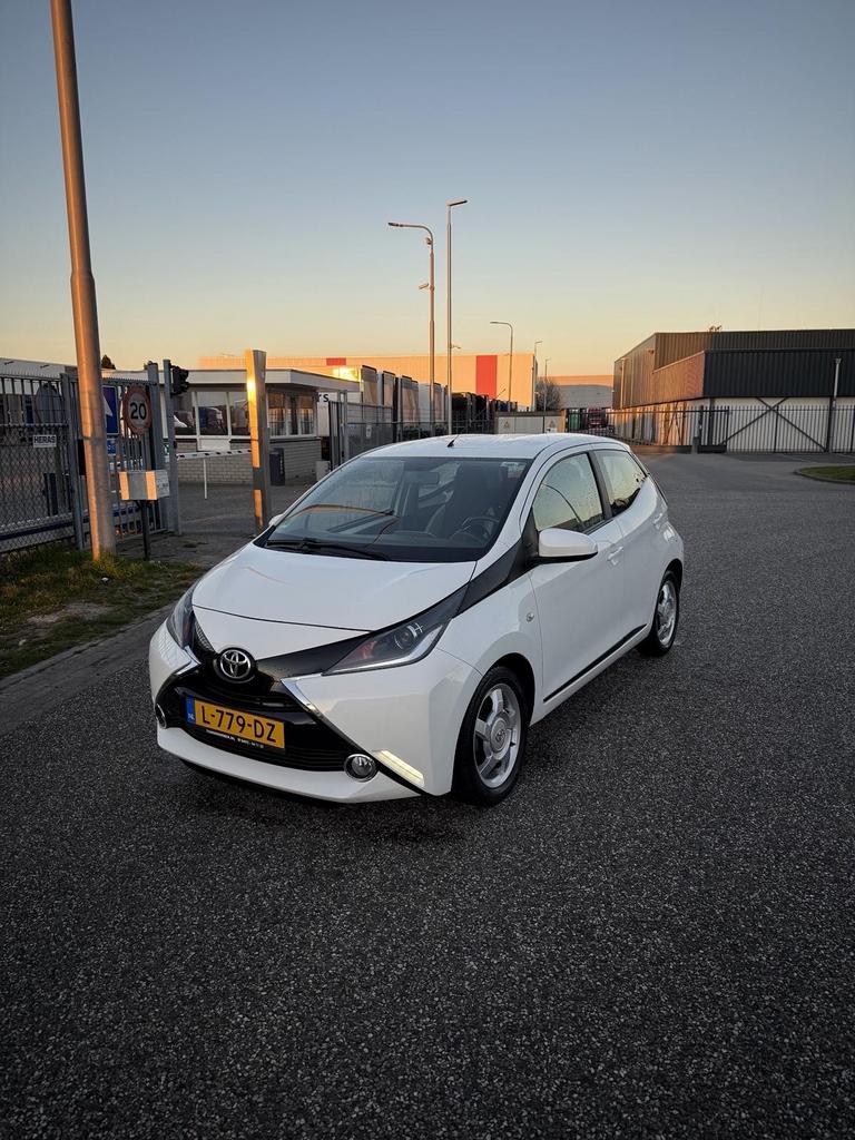 Toyota Aygo 1.0 12V Vvt-i Ddrs 2015 Wit, Voorwielaandrijving, Stof, Zwart, 4 stoelen